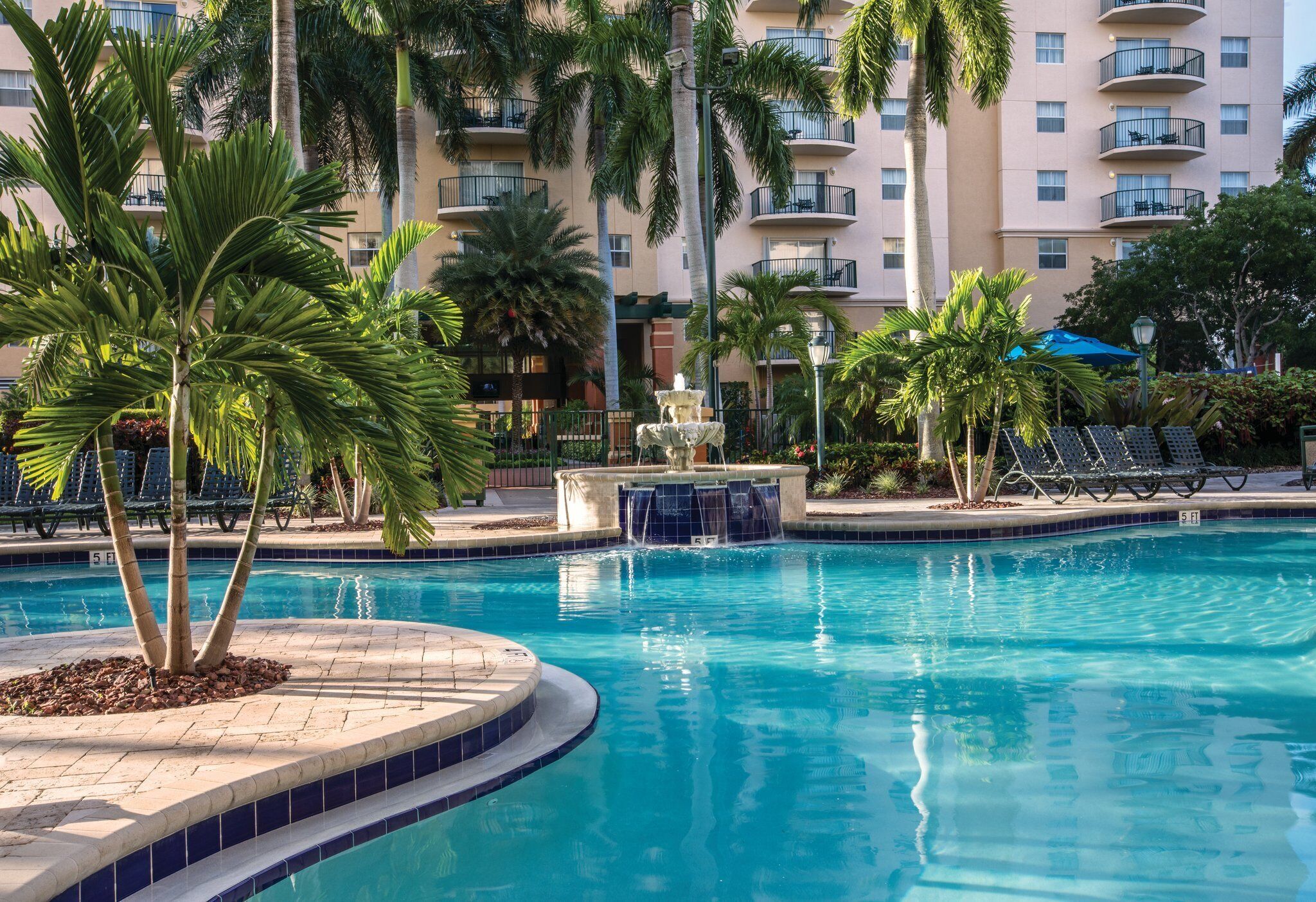 Utendørsbasseng og et oppvarmet basseng