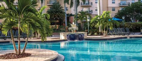 Utendørsbasseng og et oppvarmet basseng