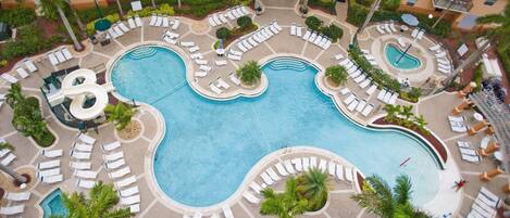 Utendørsbasseng og et oppvarmet basseng