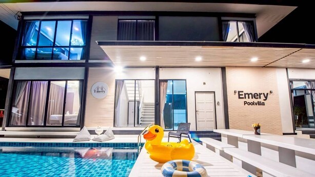 A modern hotel with a pool area, including a duck float and lounge chairs. - Emery Pool Villa Pattaya
We are welcome your family,friend and your pet (Banglamung)