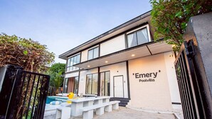 A modern building with a sign reading "Emery Poolvilla." - Emery Pool Villa Pattaya
We are welcome your family,friend and your pet (Banglamung)