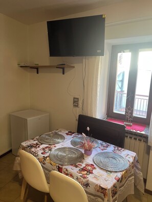 Dining - The House of Anastasia (Taino)