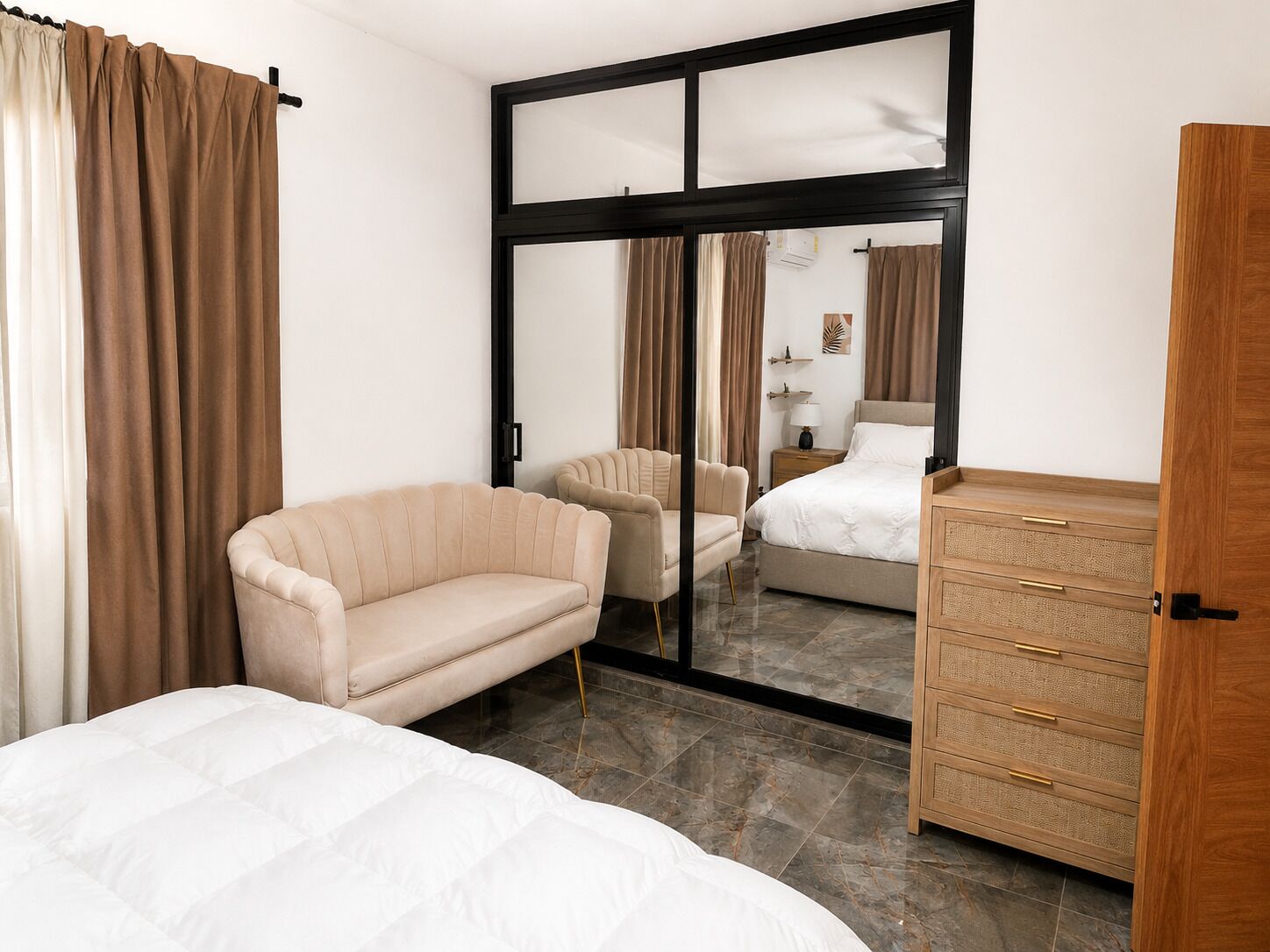 3 quartos, ferros/tábuas de passar roupa, berço de viagem