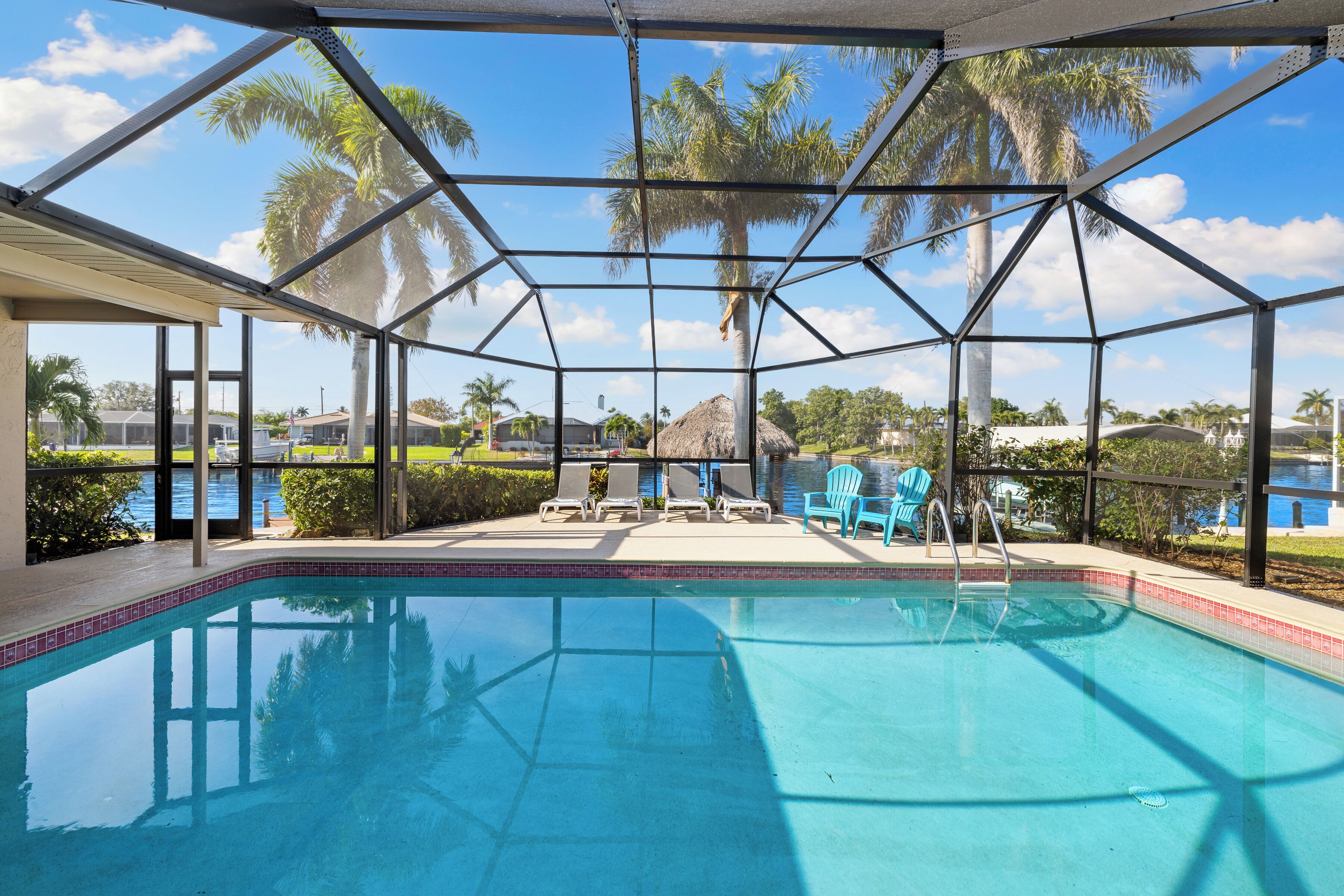 Utendørsbasseng og et oppvarmet basseng