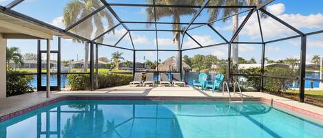 Utendørsbasseng og et oppvarmet basseng