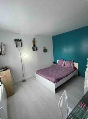 Room - Quiet, functional city-center studio (Le Havre)