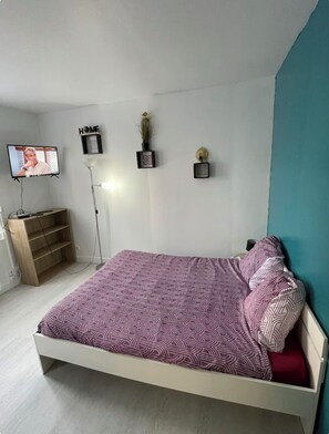 Room - Quiet, functional city-center studio (Le Havre)