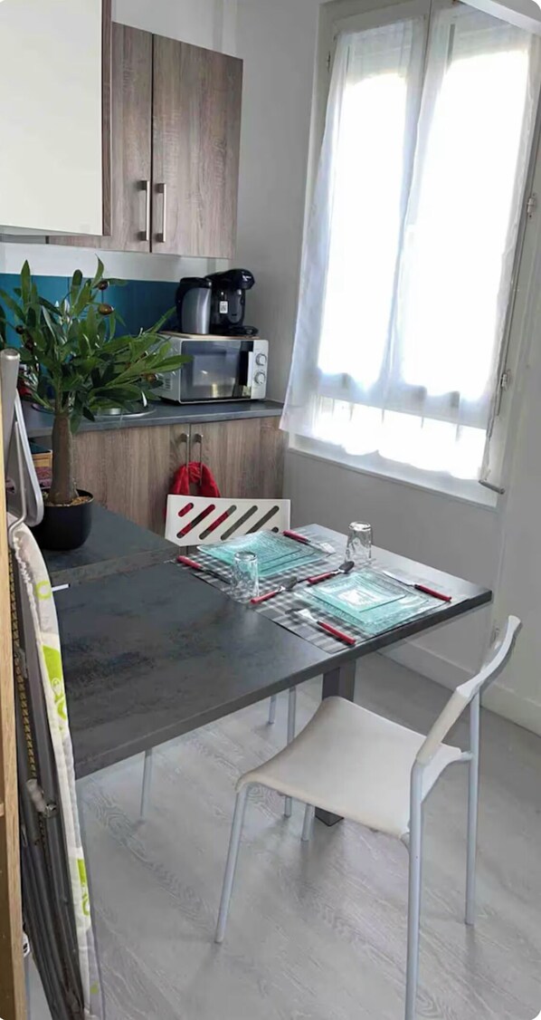 Private kitchen - Quiet, functional city-center studio (Le Havre)