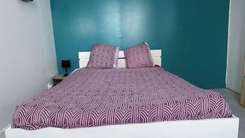 Een strijkplank/strijkijzer, wifi, beddengoed