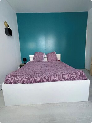 Room - Quiet, functional city-center studio (Le Havre)