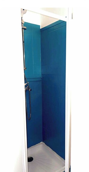 Douche, serviettes fournies, papier toilette