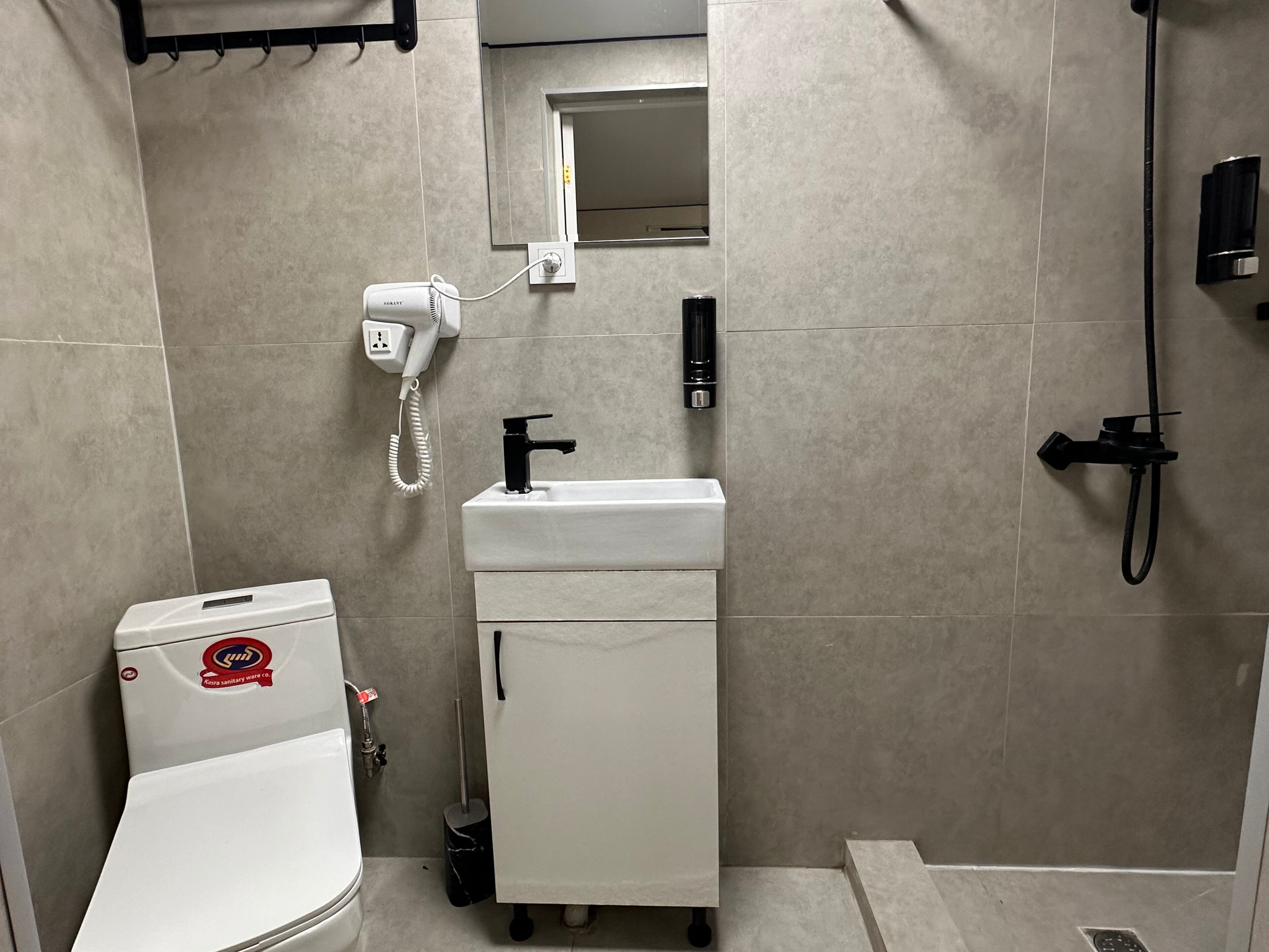Comfort Suite | Bathroom | Shower, free toiletries, hair dryer, towels