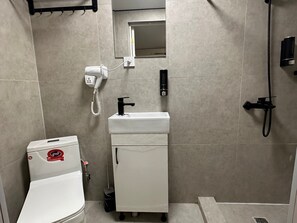 Comfort-Suite | Badezimmer | Dusche, kostenlose Toilettenartikel, Haartrockner, Handtücher