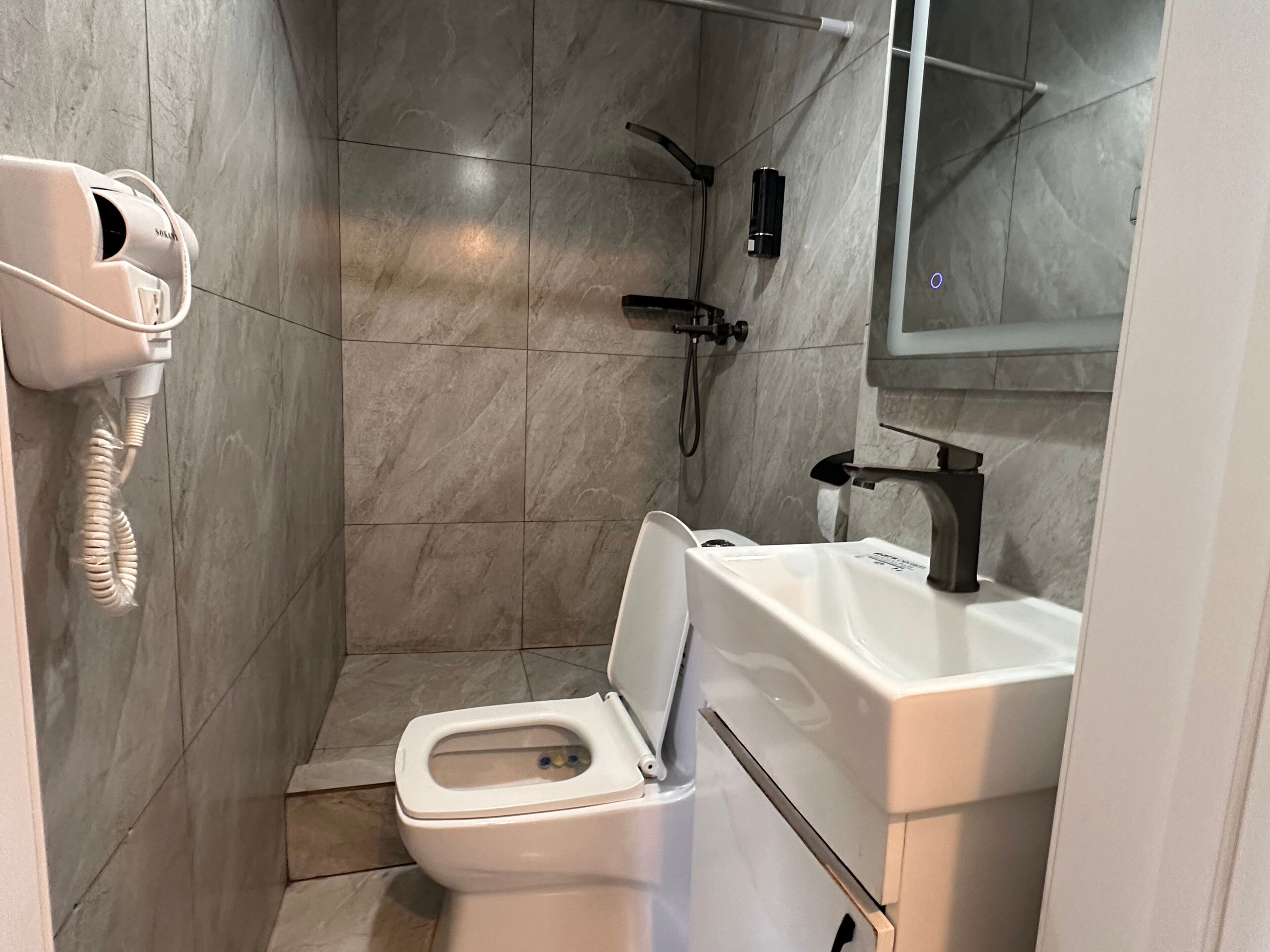 舒适套房 | 浴室 | 淋浴设施、免费洗浴用品、吹风机、毛巾