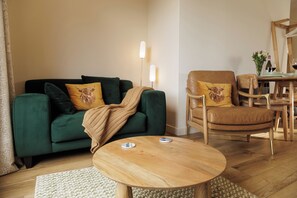 Smart TV, books, stereo -  Cosy Cottage with sea view, 10 mins from Portree (Portree)