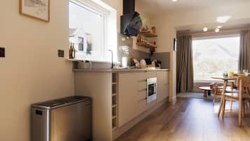 KĂŒhlschrank, Mikrowelle, Herdplatte, Wasserkocher mit Kaffee-/Teezubehör