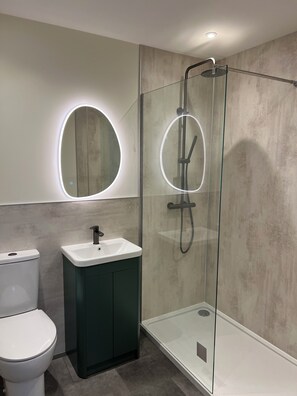 Suihku, ympäristöystävälliset hygieniatuotteet, hiustenkuivaaja