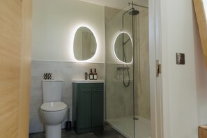 Shower, eco-friendly toiletries, hair dryer, towels -  Cosy Cottage with sea view, 10 mins from Portree (Portree)