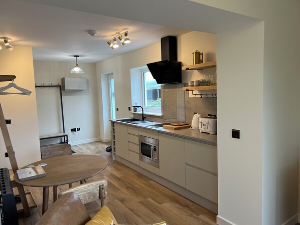 Fridge, microwave, stovetop, electric kettle - Cosy Cottage with sea view, 10 mins from Portree (Portree)