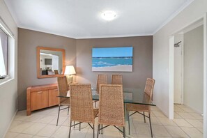 Dining - Coolum Terrace Retreat – Beach, Cafes, Shops (Sunshine Coast)