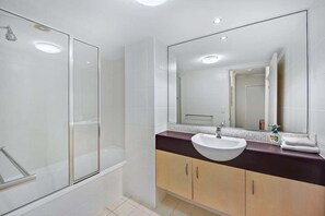 Hair dryer, towels, soap, shampoo - Coolum Terrace Retreat – Beach, Cafes, Shops (Sunshine Coast)