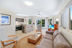 TV - Coolum Terrace Retreat – Beach, Cafes, Shops (Sunshine Coast)