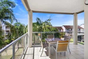 Outdoor dining - Coolum Terrace Retreat – Beach, Cafes, Shops (Sunshine Coast)