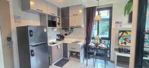 ثلاجة، ميكروويف، موقد طهي مسطح، محمصة خبز