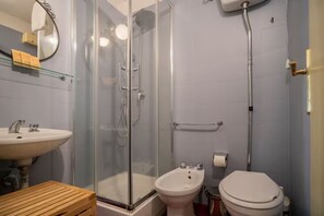 Doccia, asciugacapelli, asciugamani, sapone