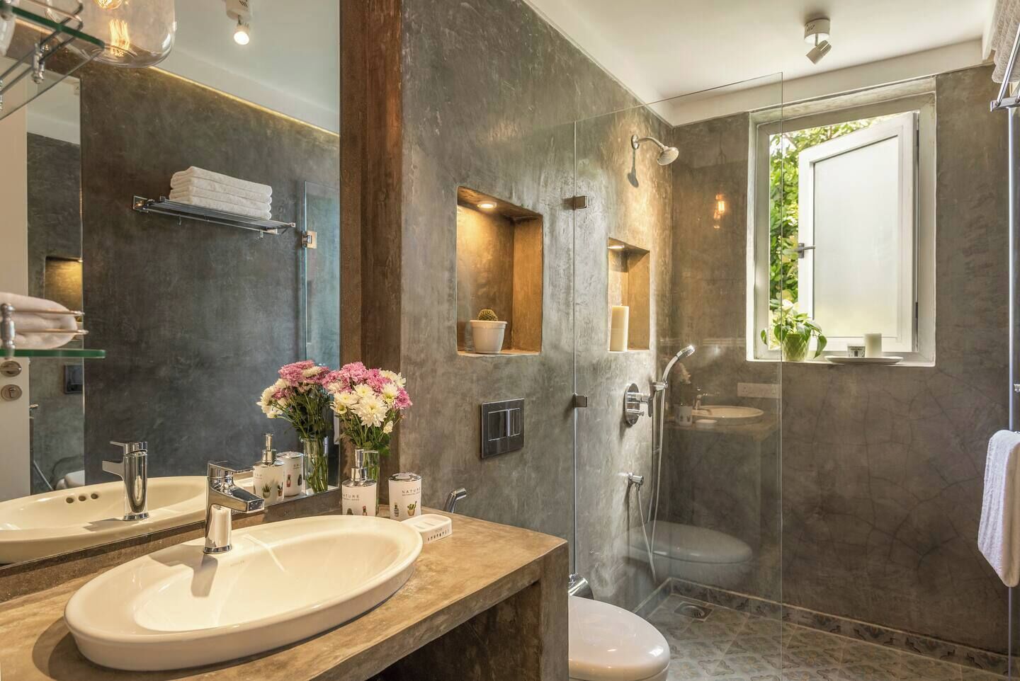 Douche, sèche-cheveux, bidet, serviettes fournies