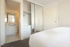 Room - 300m to Beach • Surfers Paradise • 3 Beds (Surfers Paradise)
