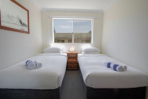 Room - 300m to Beach • Surfers Paradise • 3 Beds (Surfers Paradise)