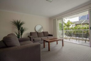 TV - 300m to Beach • Surfers Paradise • 3 Beds (Surfers Paradise)