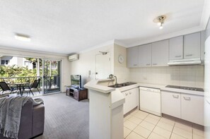 Private kitchen - 300m to Beach • Surfers Paradise • 3 Beds (Surfers Paradise)