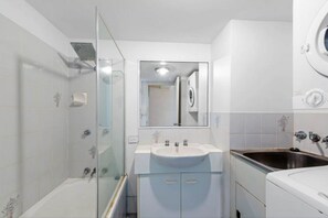 Shower, hair dryer, shampoo - 300m to Beach • Surfers Paradise • 3 Beds (Surfers Paradise)