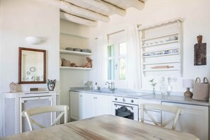 Réfrigérateur, un four, surface de cuisson, cafetière-théière