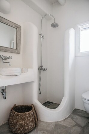 Shower, eco-friendly toiletries, hair dryer, towels - Cycladic Cottage with sea access in a hideaway of rare character (Andros)