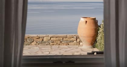 Cycladic Cottage with sea access in a hideaway of rare character