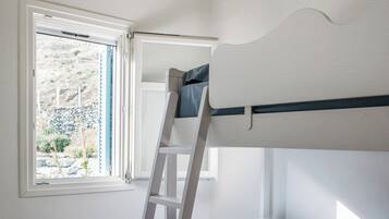 2 bedrooms, travel crib, free WiFi, bed sheets