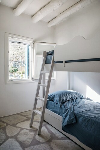Cycladic Cottage with sea access in a hideaway of rare character