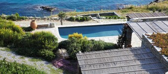 Cycladic Cottage with sea access in a hideaway of rare character