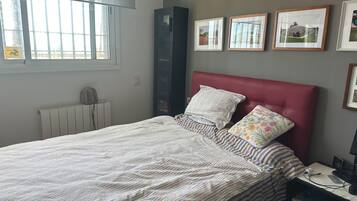 Tabla de planchar con plancha, wifi y ropa de cama