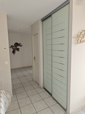 Interior - 120 m2 apartment, sleeps 8, fully equipped, perfect for short or long stays  (Genas)