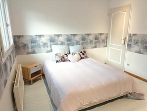 WiFi, bed sheets - 120 m2 apartment, sleeps 8, fully equipped, perfect for short or long stays  (Genas)