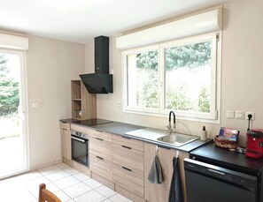 Køleskab, mikrobølgeovn, ovn, kogeplade