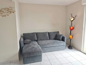Living area - 120 m2 apartment, sleeps 8, fully equipped, perfect for short or long stays  (Genas)
