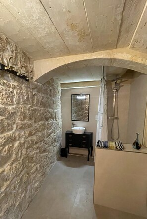 Dutxa, tovalloles, sabó i paper higiènic 