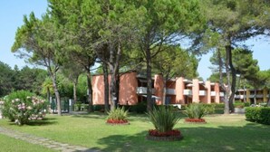 A hotel with a central courtyard, surrounded by trees and well-maintained lawns. - Calm and green residential house (Bibione)
