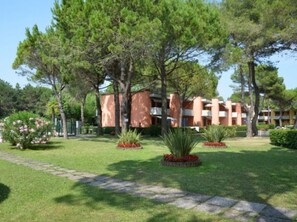 Property grounds - Calm and green residential house (Bibione)