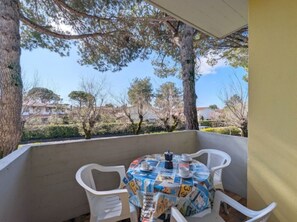 Outdoor dining - Calm and green residential house (Bibione)